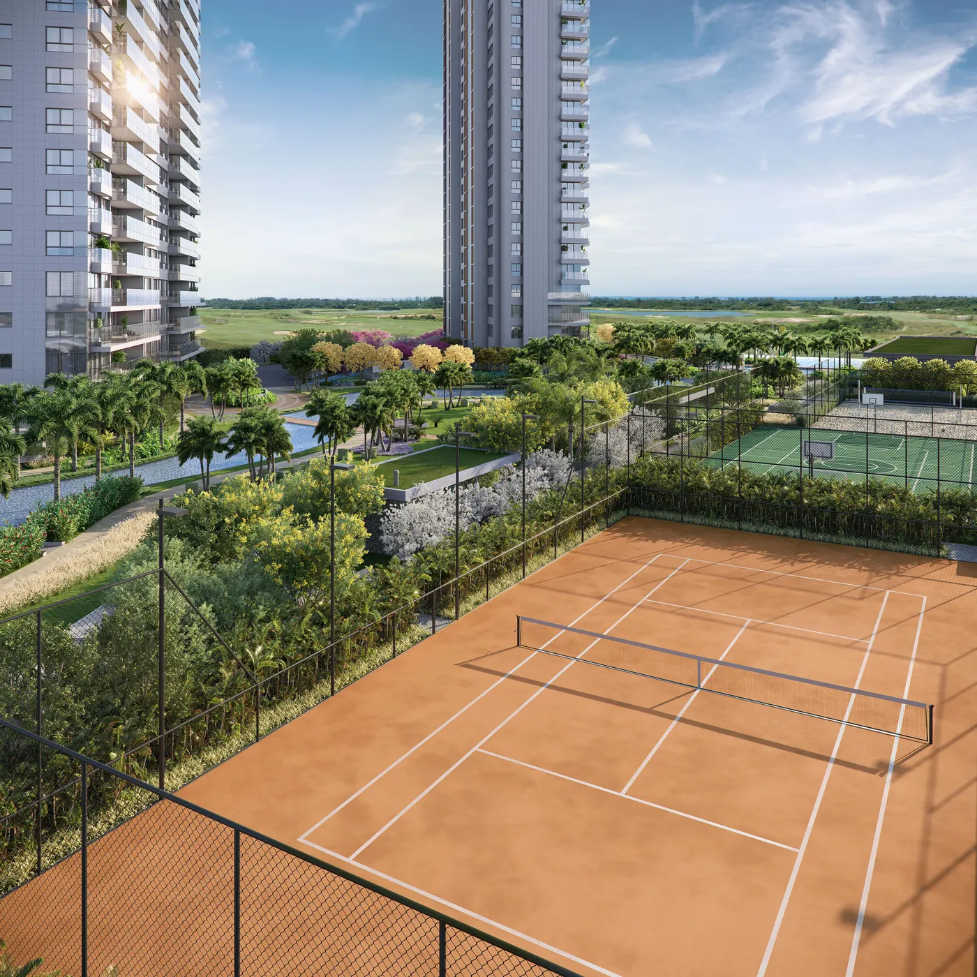 Quadra de tênis de saibro cercada de verde, com as torres ao fundo