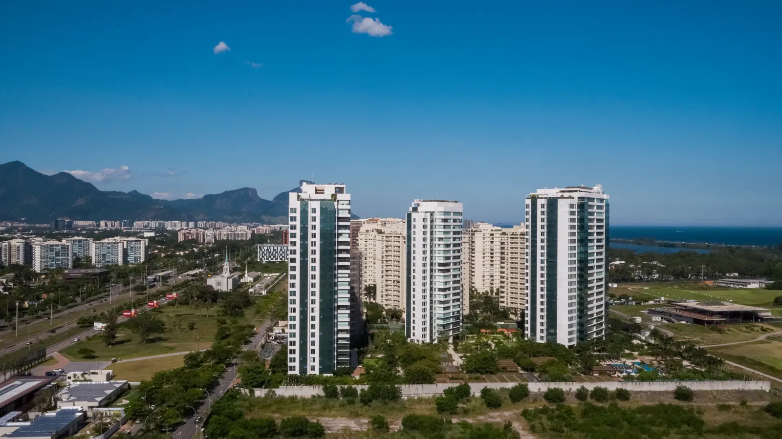 Foto real tirada do 19º andar do Atlântico 1.000, com as torres vizinhas e a Pedra da Gávea