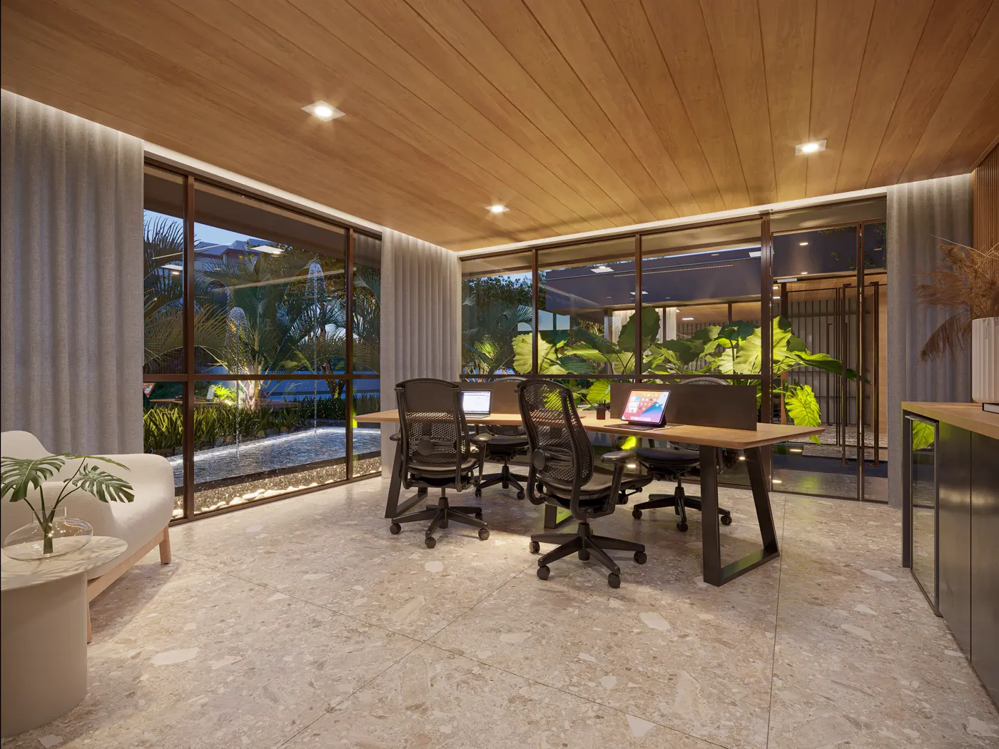 Coworking com mesas de madeira e cadeiras de escritório
