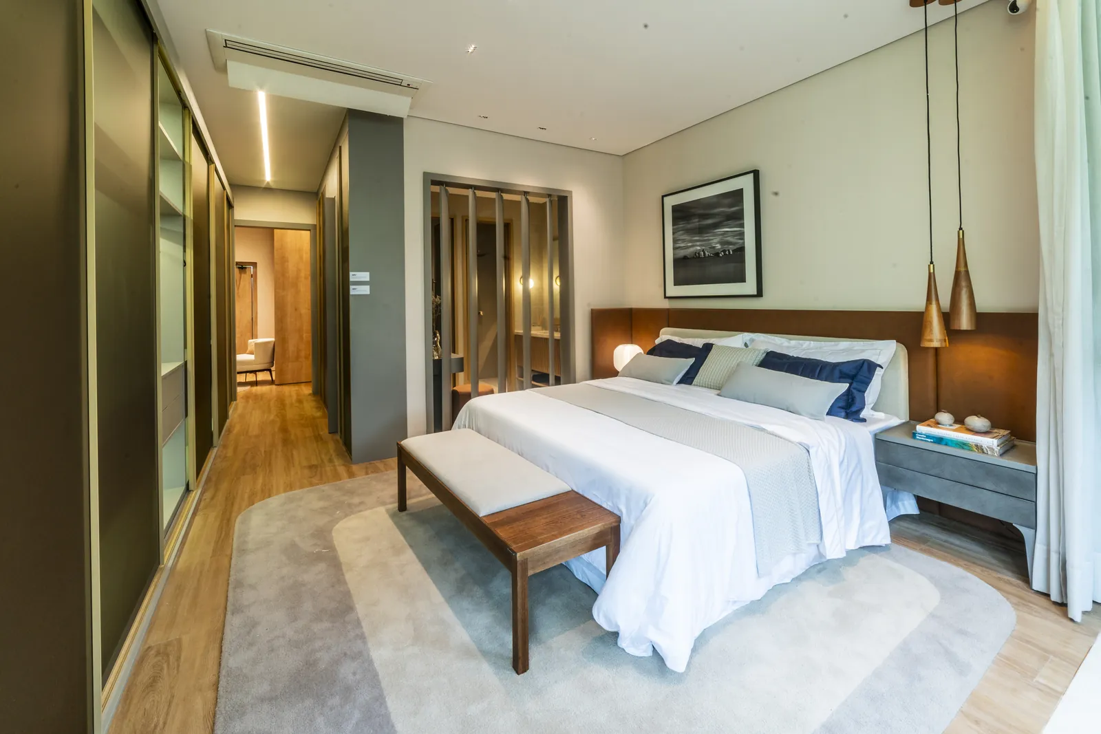 Suíte master com cama de casal, cabeceira de madeira e janela para o jardim