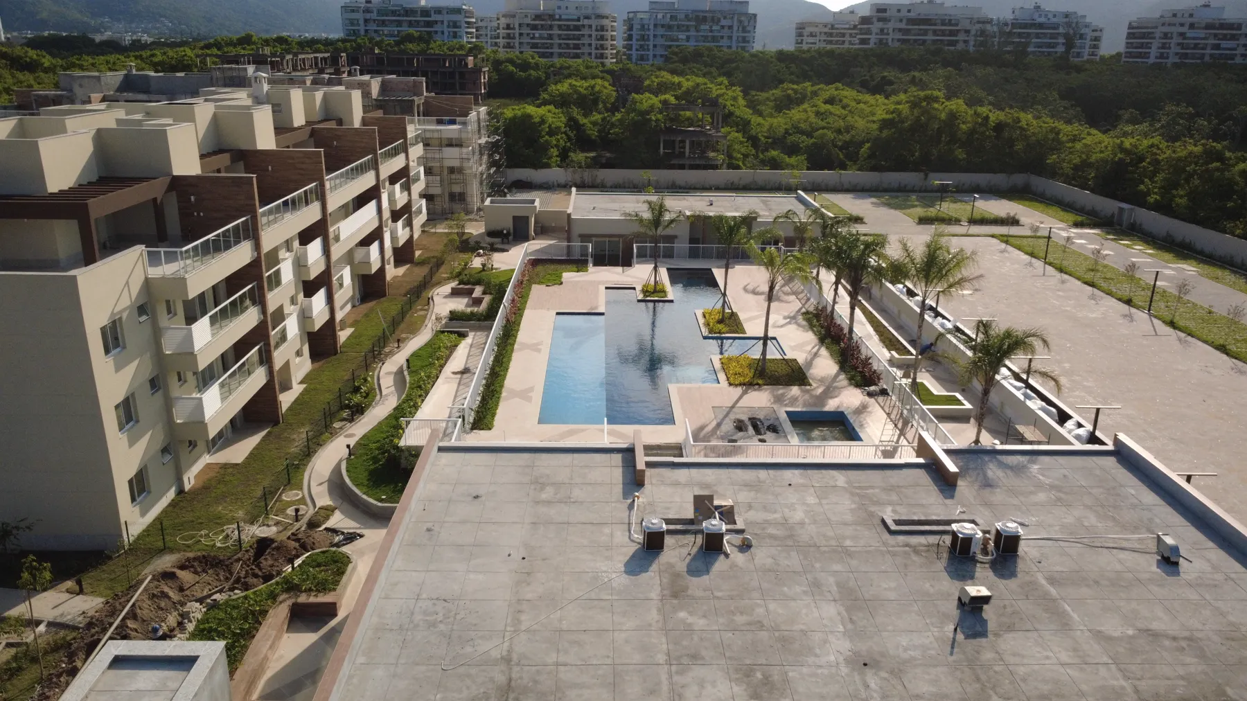Foto real de drone mostrando as torres do Palms e o Clube Palms prontos