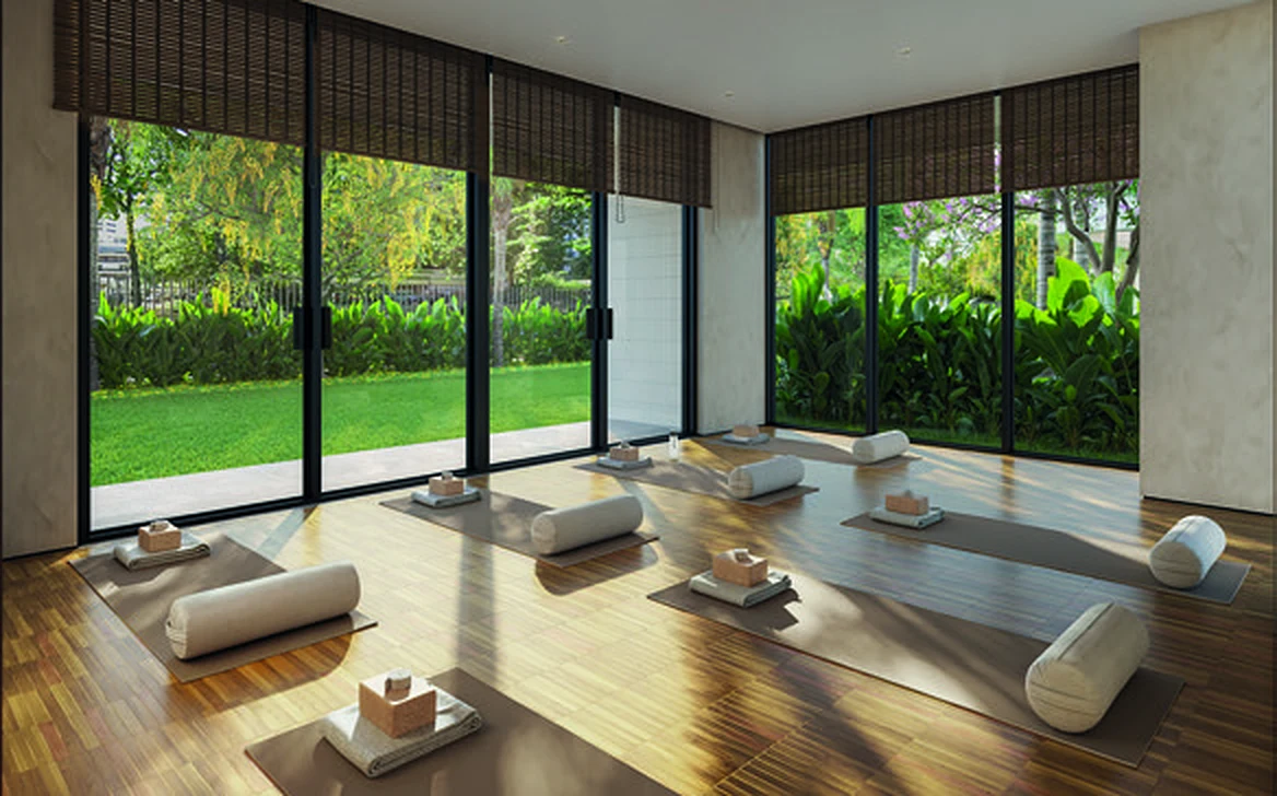 Sala multiuso com colchonetes, de frente para o jardim