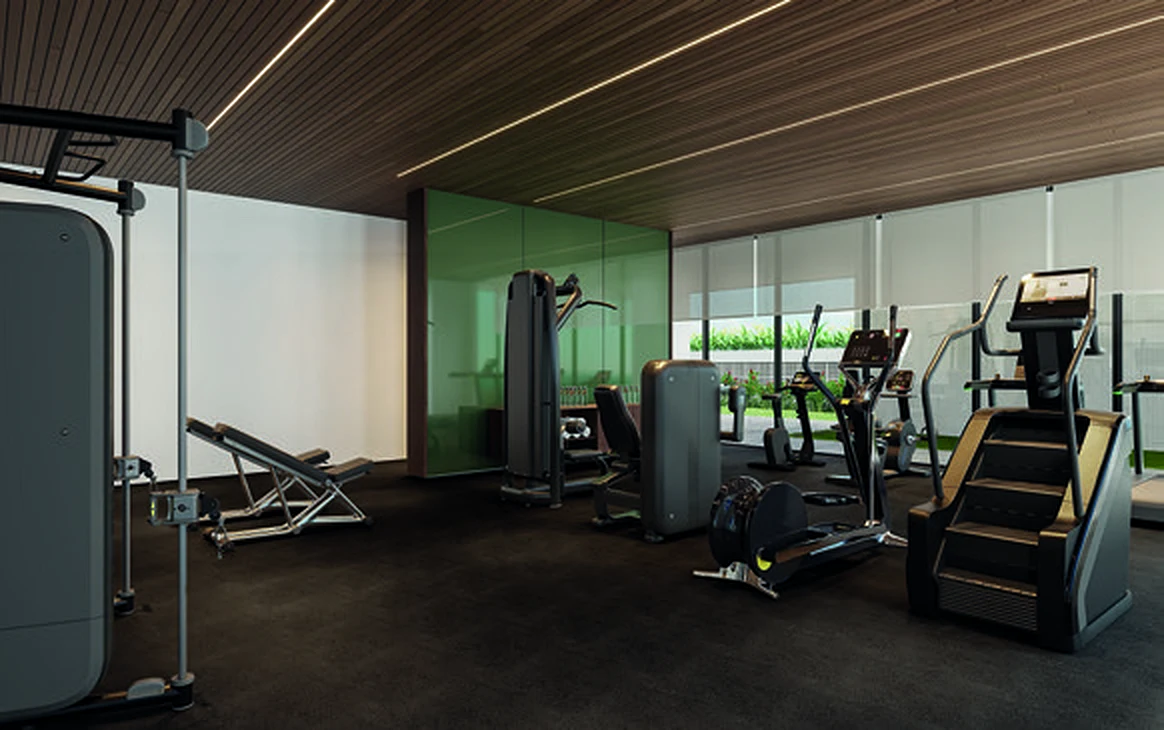 Sala de musculação com aparelhos Technogym e janelas para o jardim