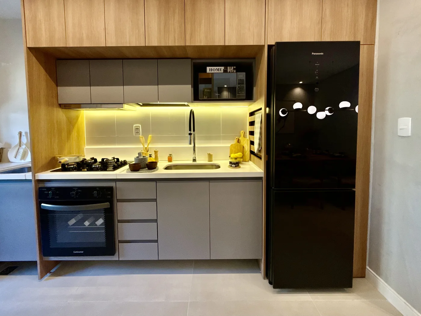 Foto real da cozinha do apartamento decorado