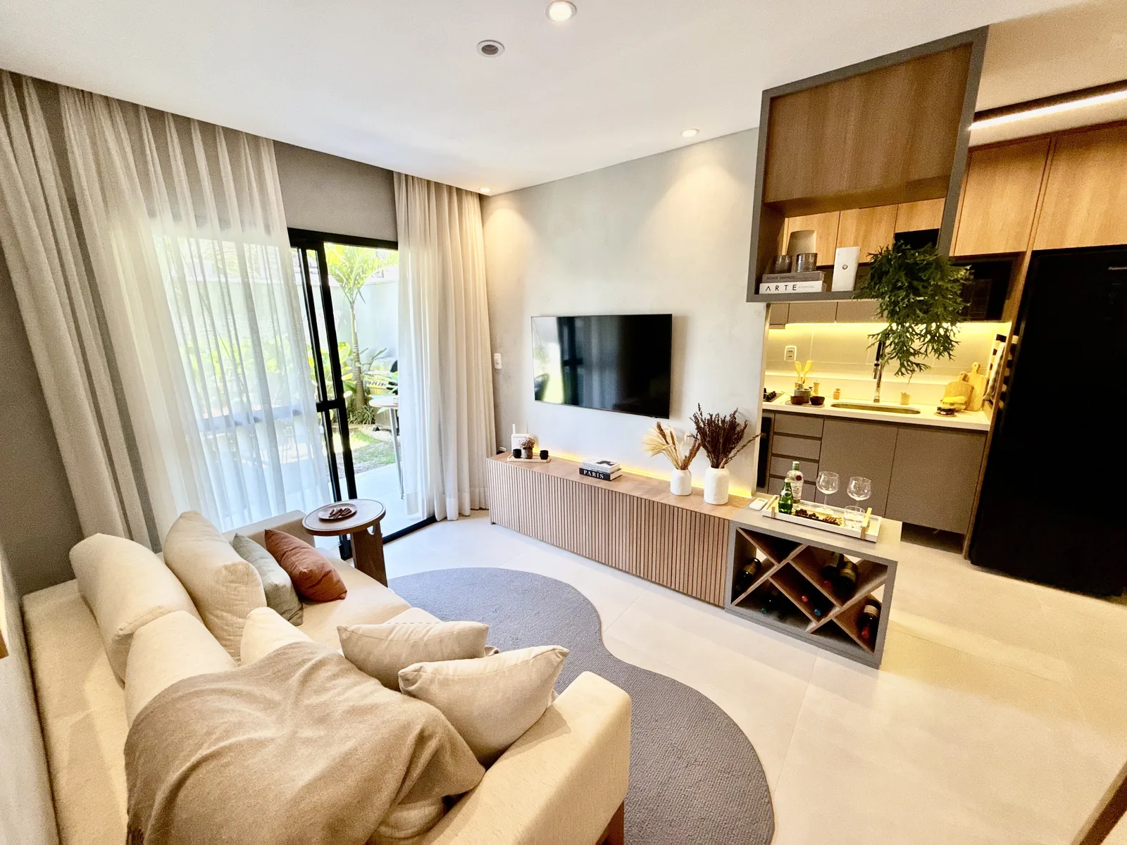 Foto real da sala integrada à cozinha no apartamento decorado