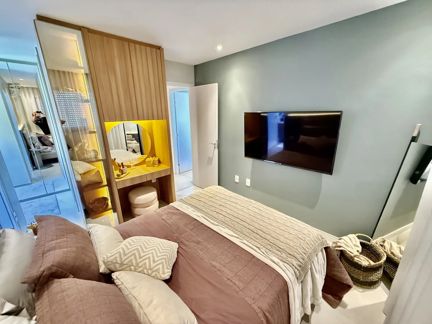 Foto real da suíte do apartamento decorado