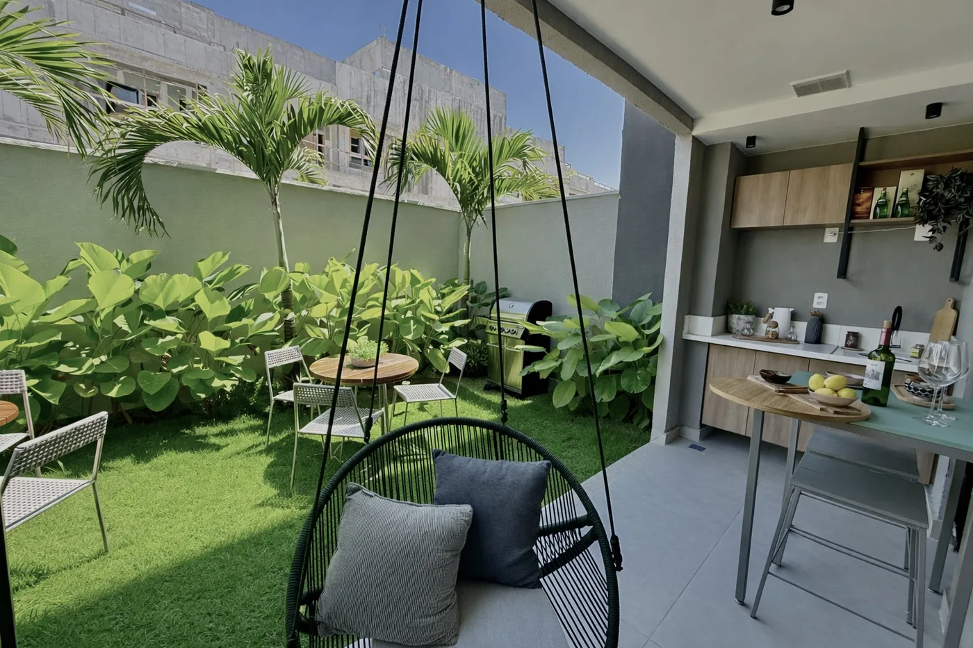 Foto real da varanda do apartamento decorado, com rede