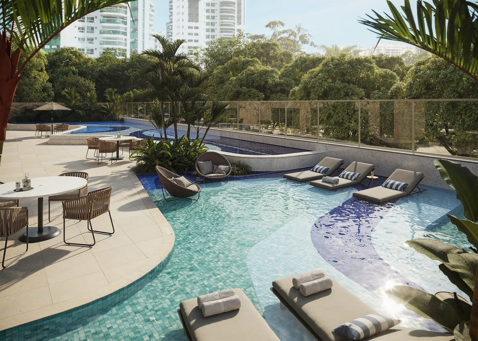 Piscina de formas curvas com espreguiçadeiras e a mata do Green Park ao fundo