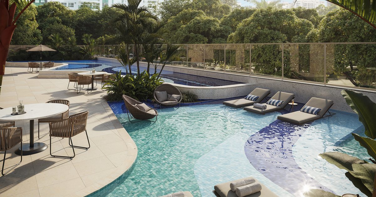 A piscina do Singular, com as curvas do paisagismo de Burle Marx